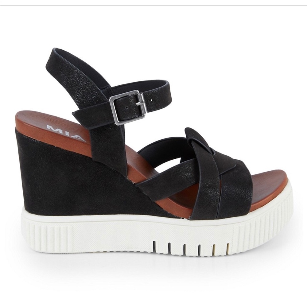 Mia Marcela Wedge